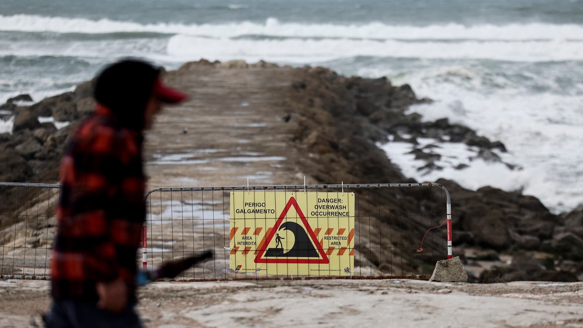 Costa da Caparica beaches to have phased closures until June for sand replenishment