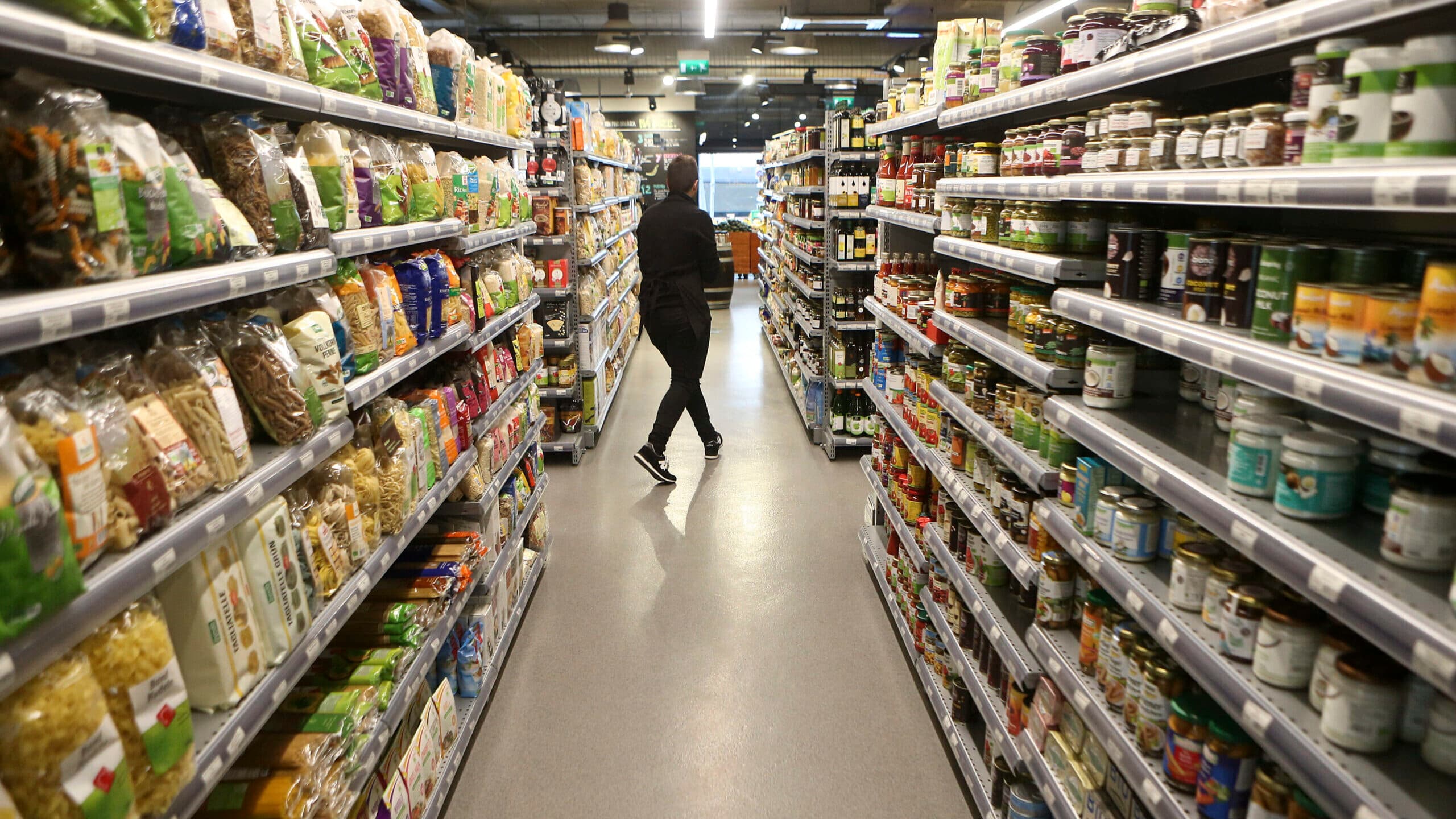 Permanent employment contracts grow in retail. Investment in training skyrockets
