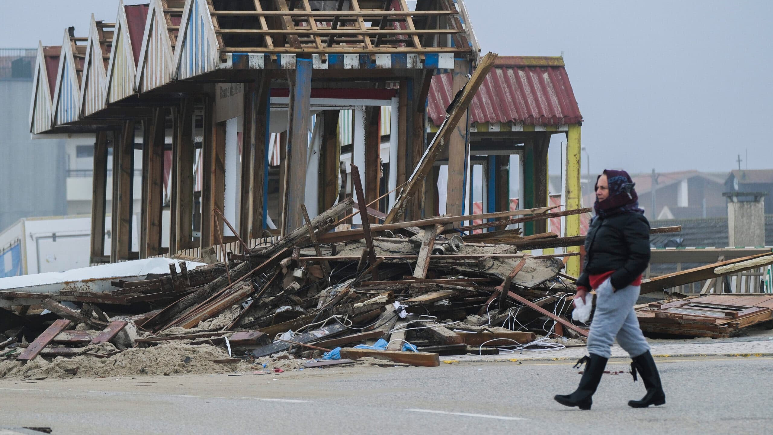 Ten districts under orange warning at the start of the week due to rough sea conditions
