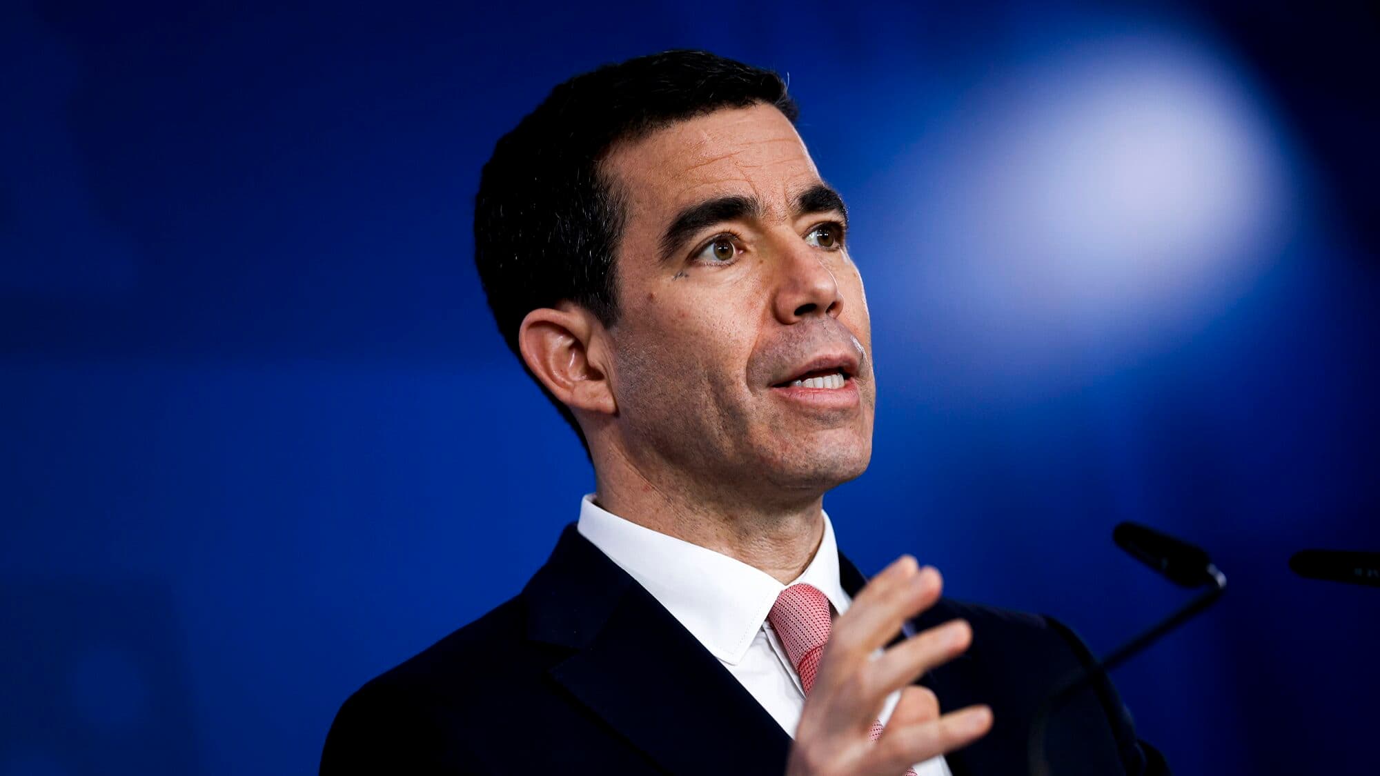 “Regulatory excess removes value” from media, argues minister Leitão Amaro