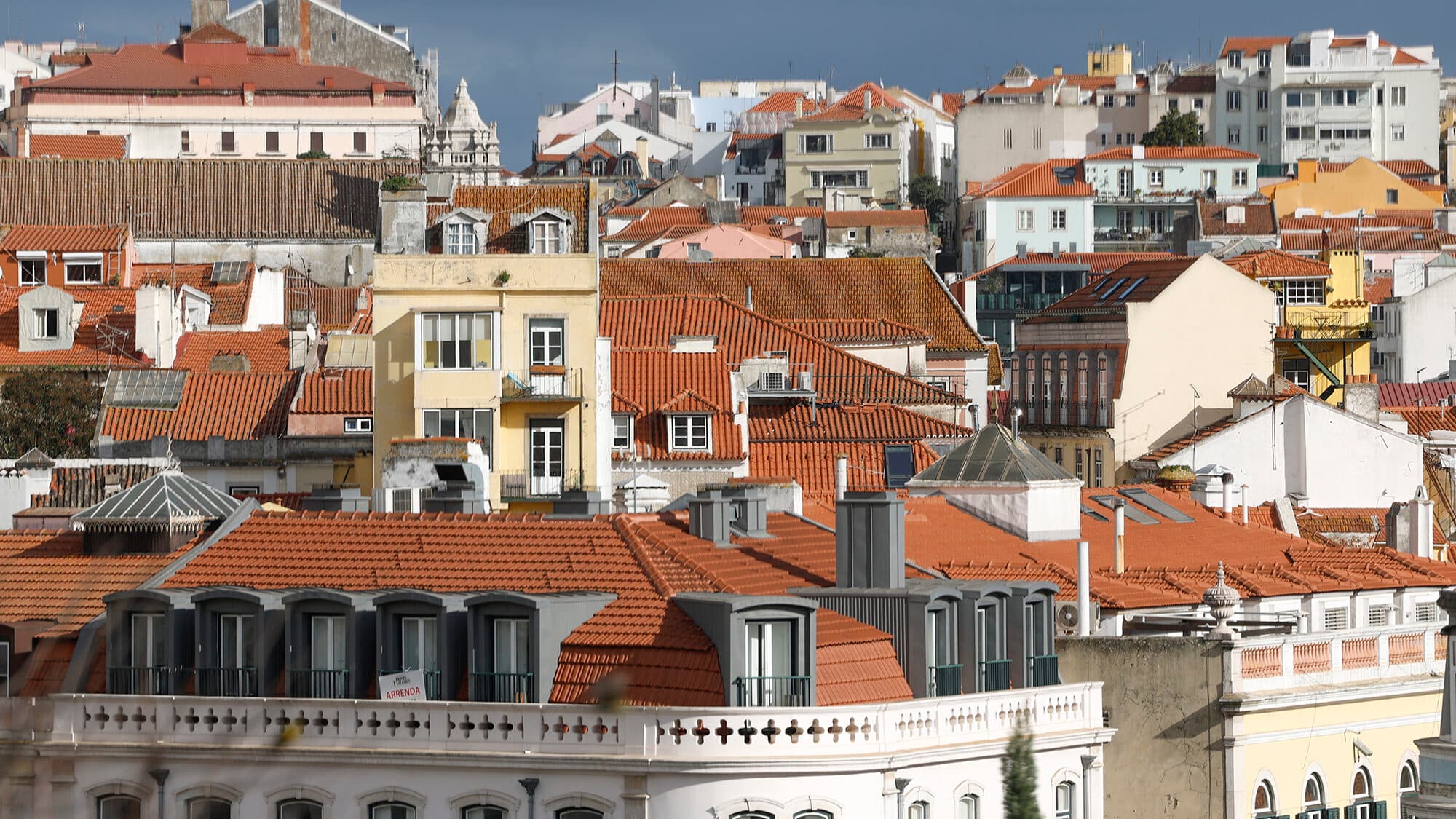 Houses in Greater Lisbon cost 3,439 euros/m2. Median price is the highest in the country