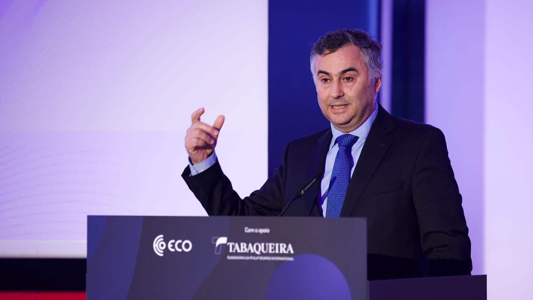 Fernando Alexandre questions the coexistence of two lunch schemes in schools