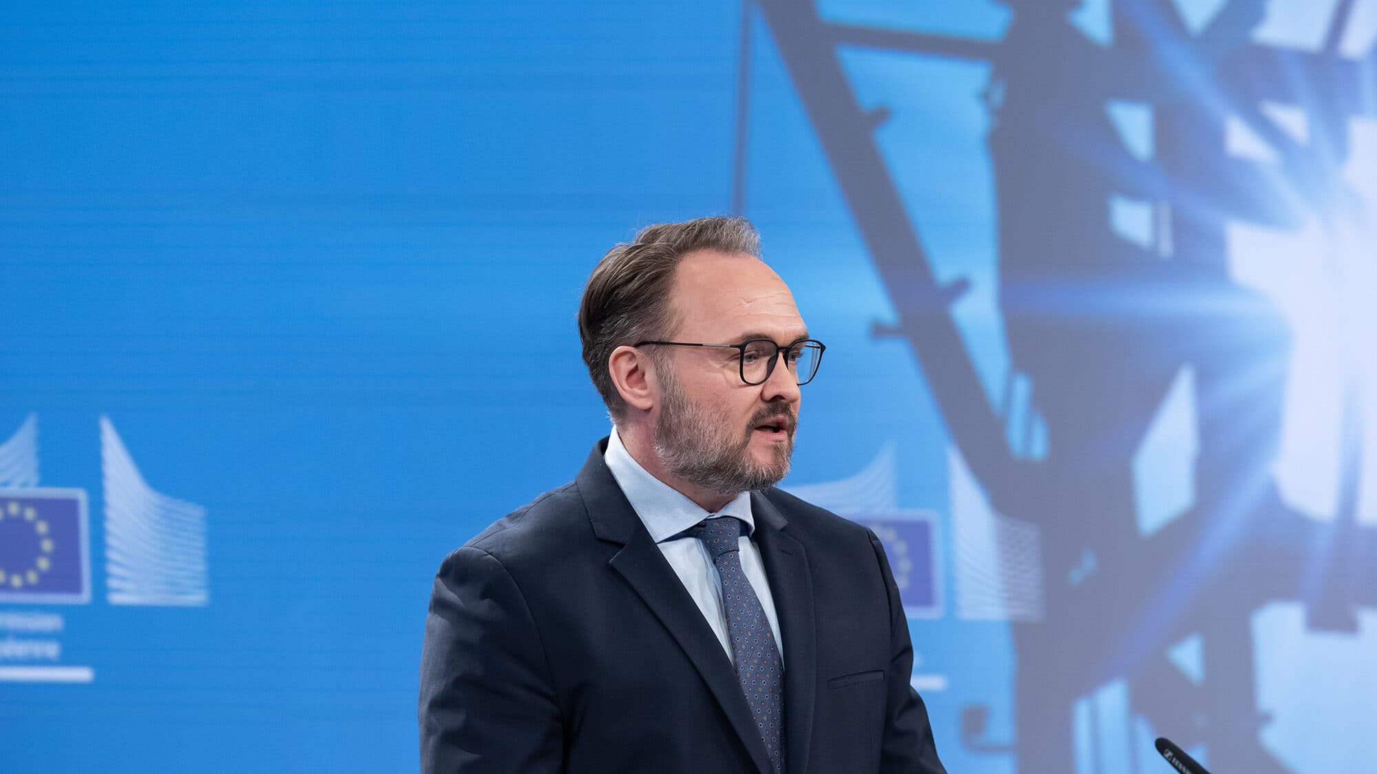 “The more you do to save oil, the better”. Brussels calls for consumption reductions