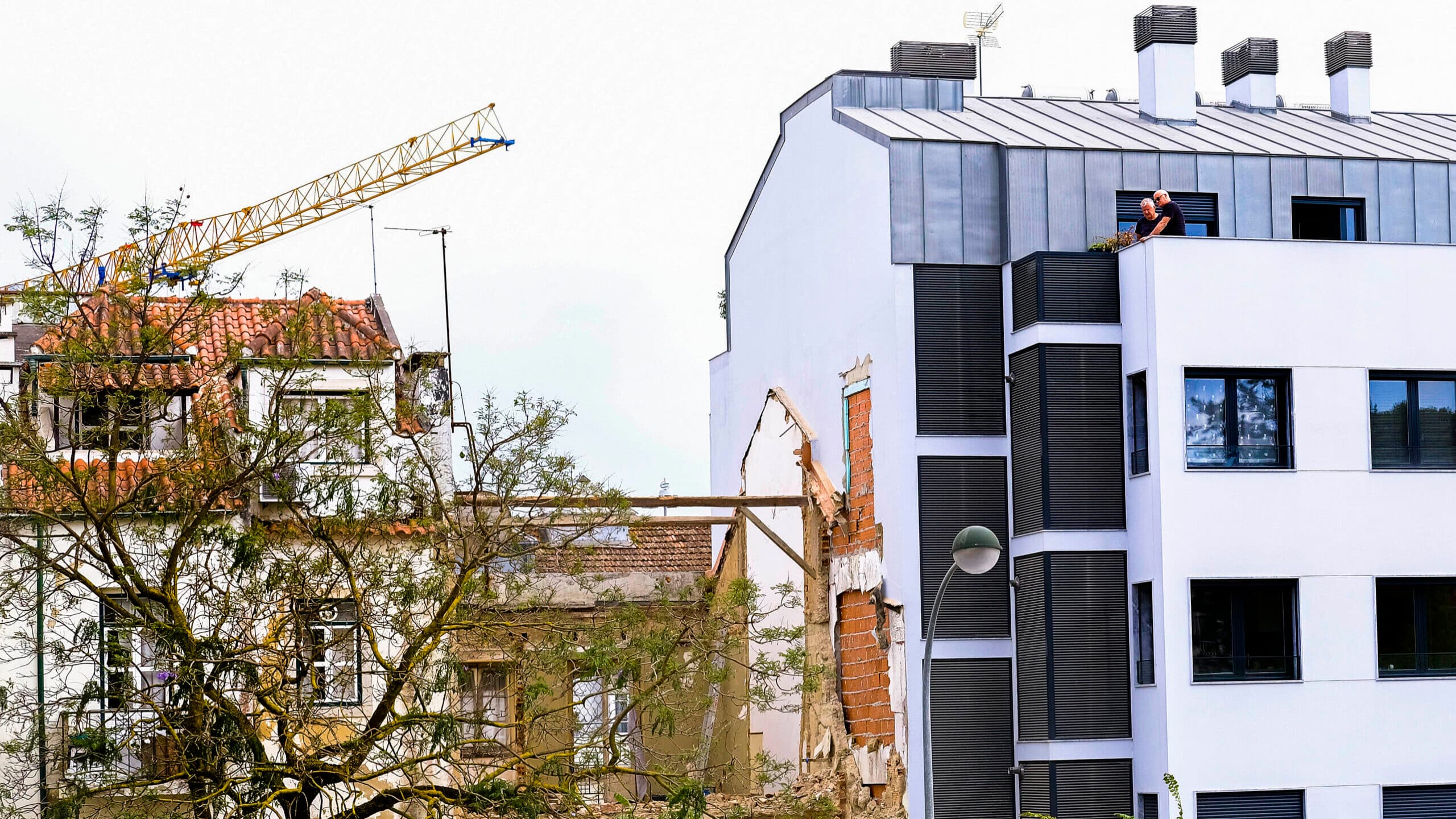 Permits for housing construction and renovation fall 14.1% in January