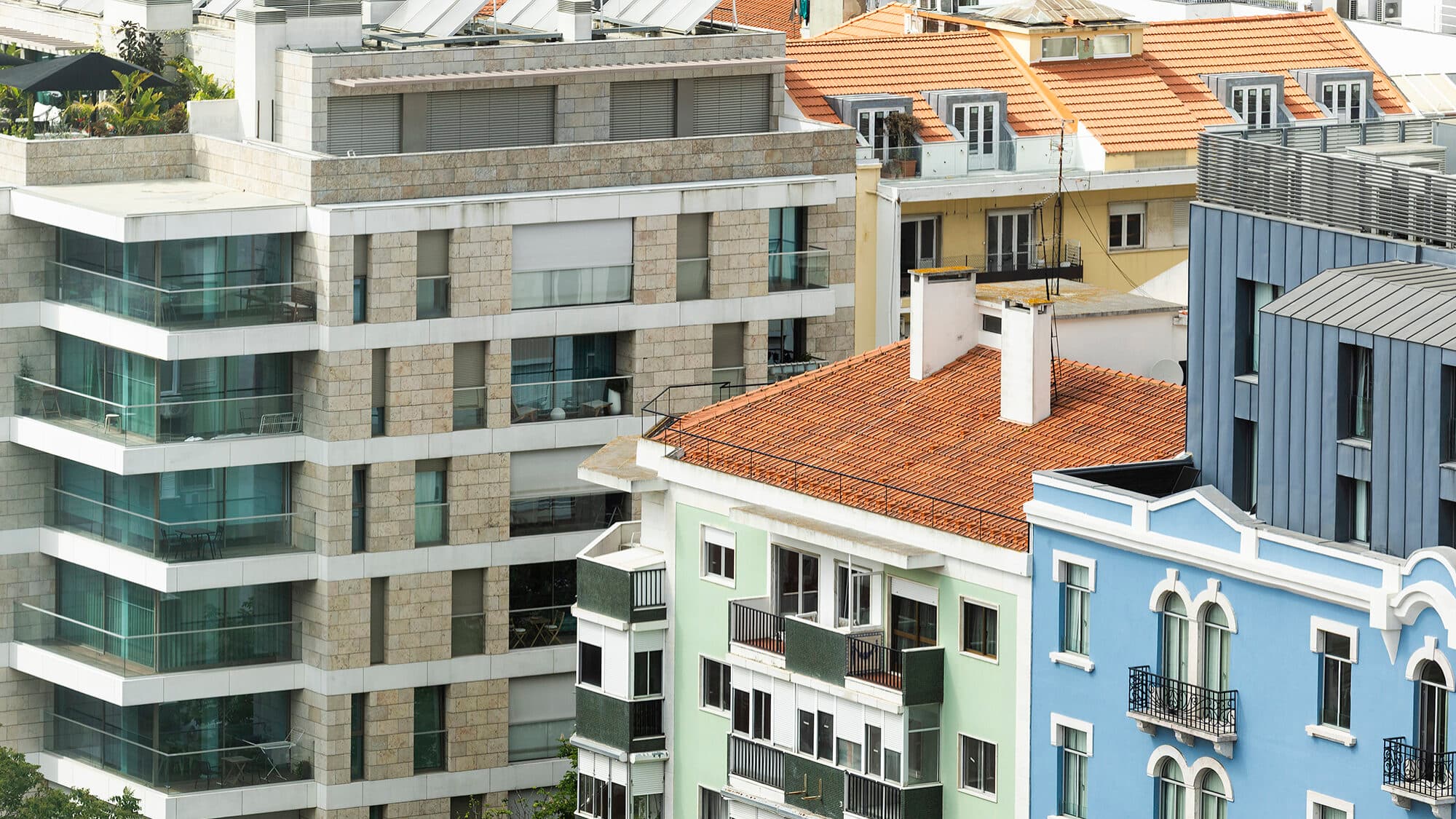 Condominiums advocate for a single insurance policy for buildings and request a change to the law
