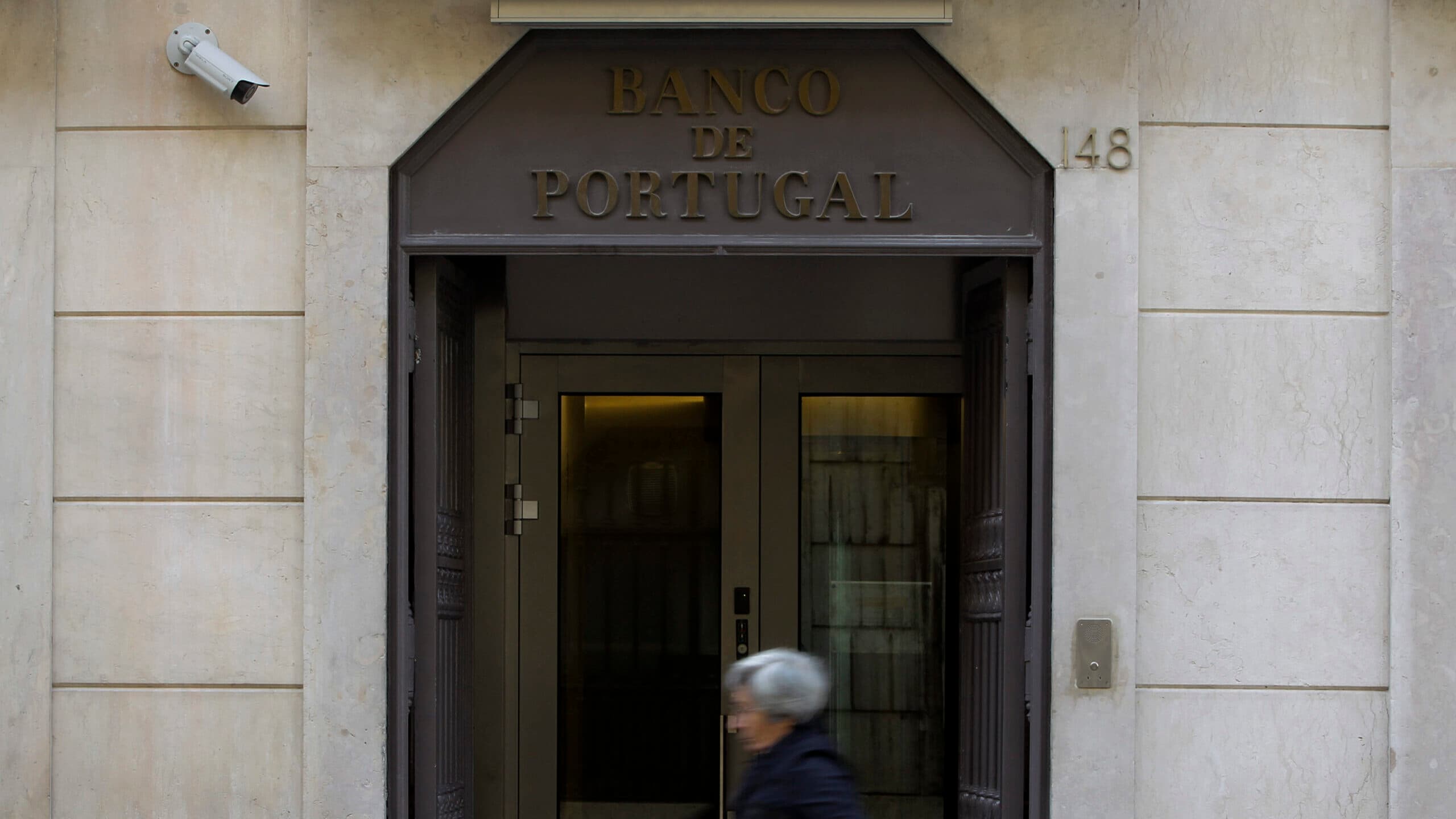 Central banks face difficulties in renovating or relocating headquarters