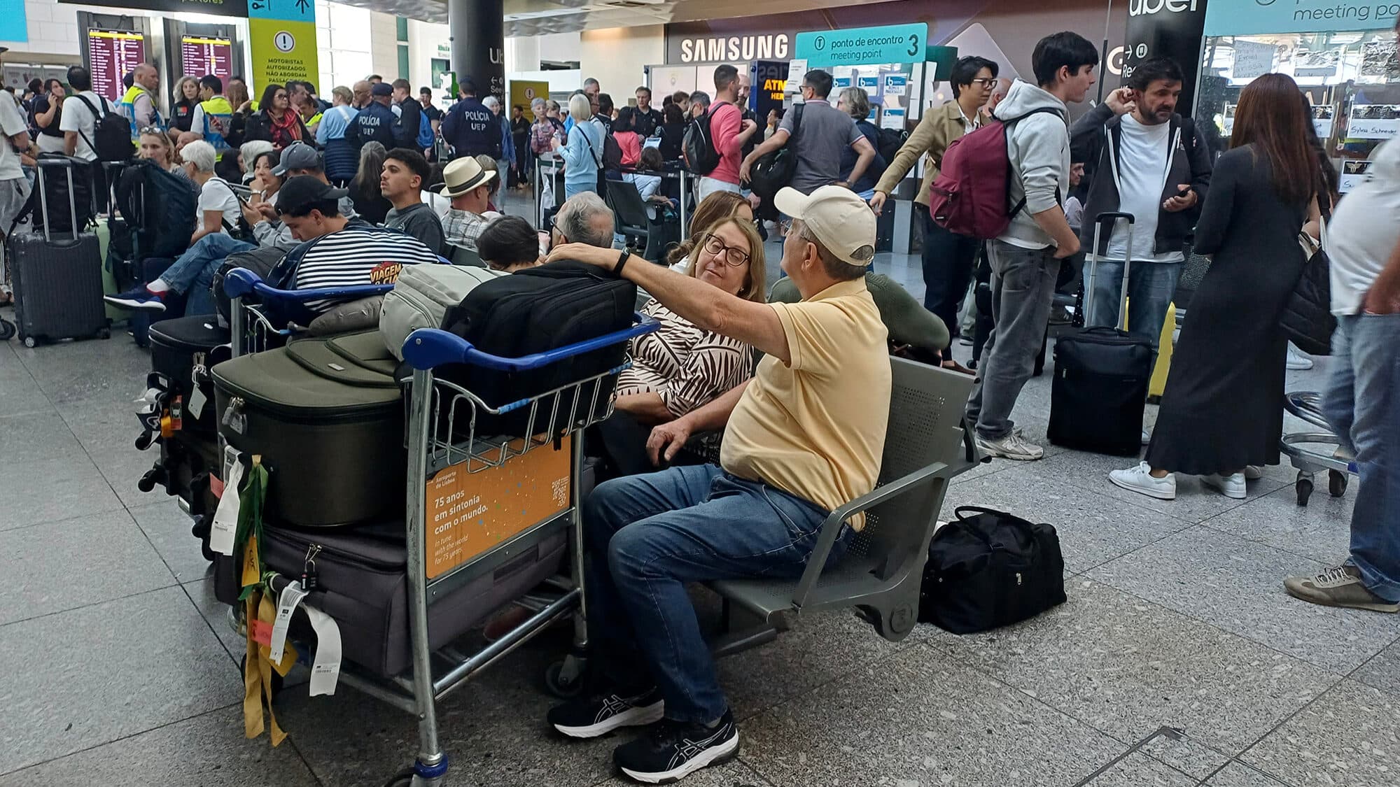 Airport border delays cause missed flights and chaos