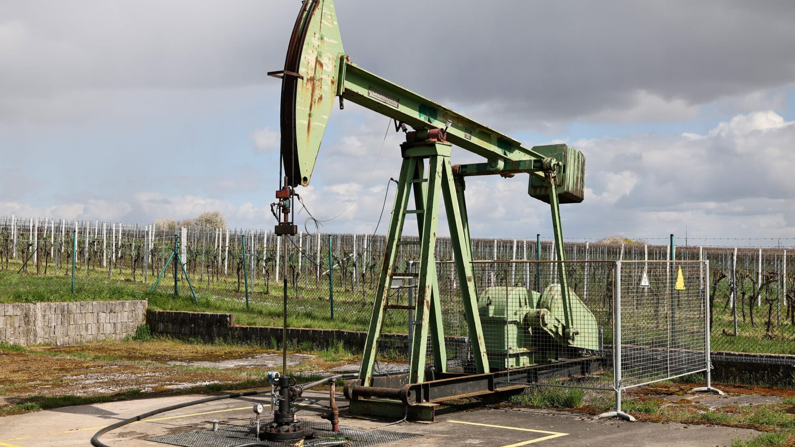 Oil falls following agreement to reopen Hormuz