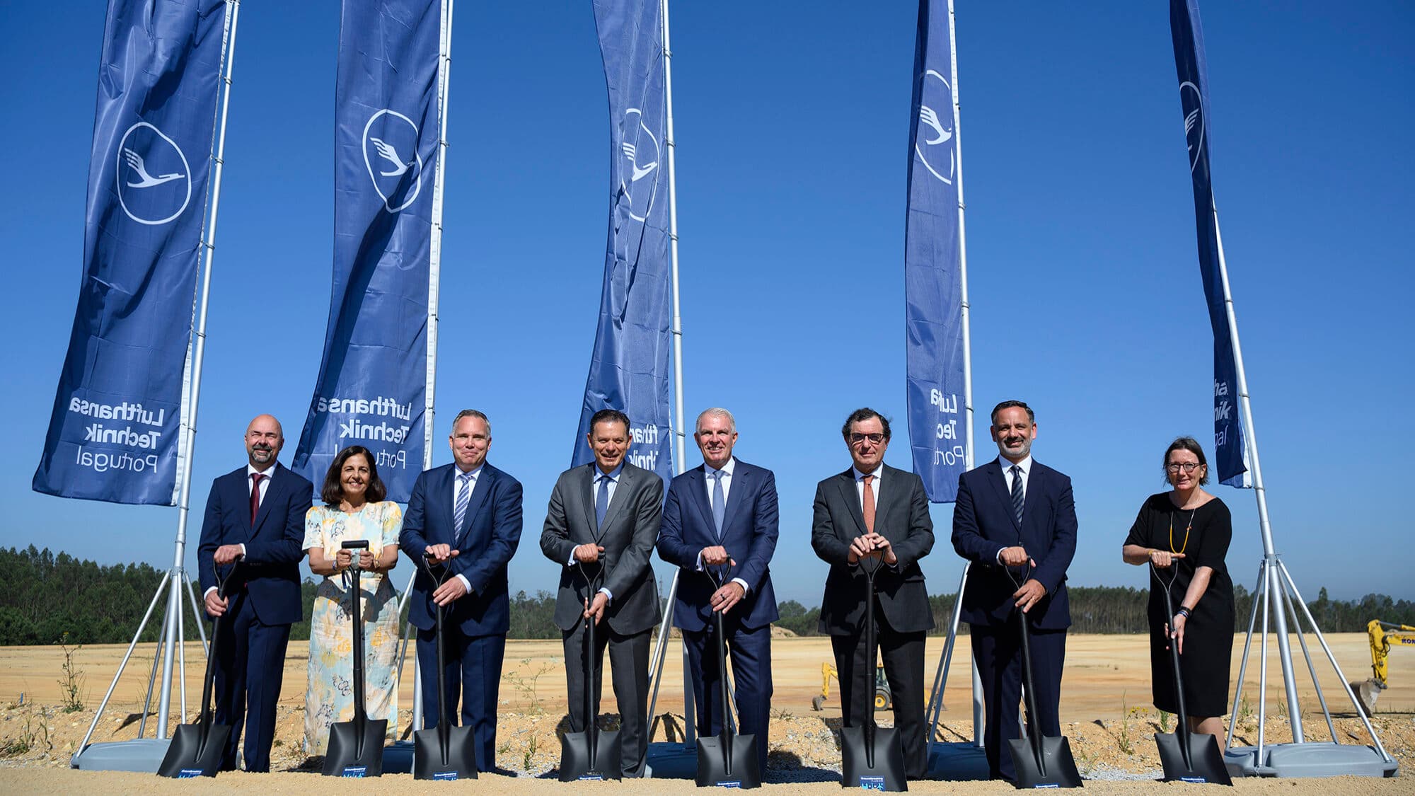 With shovels in hand and flags in the wind, construction of Lufthansa Technik begins at Feira