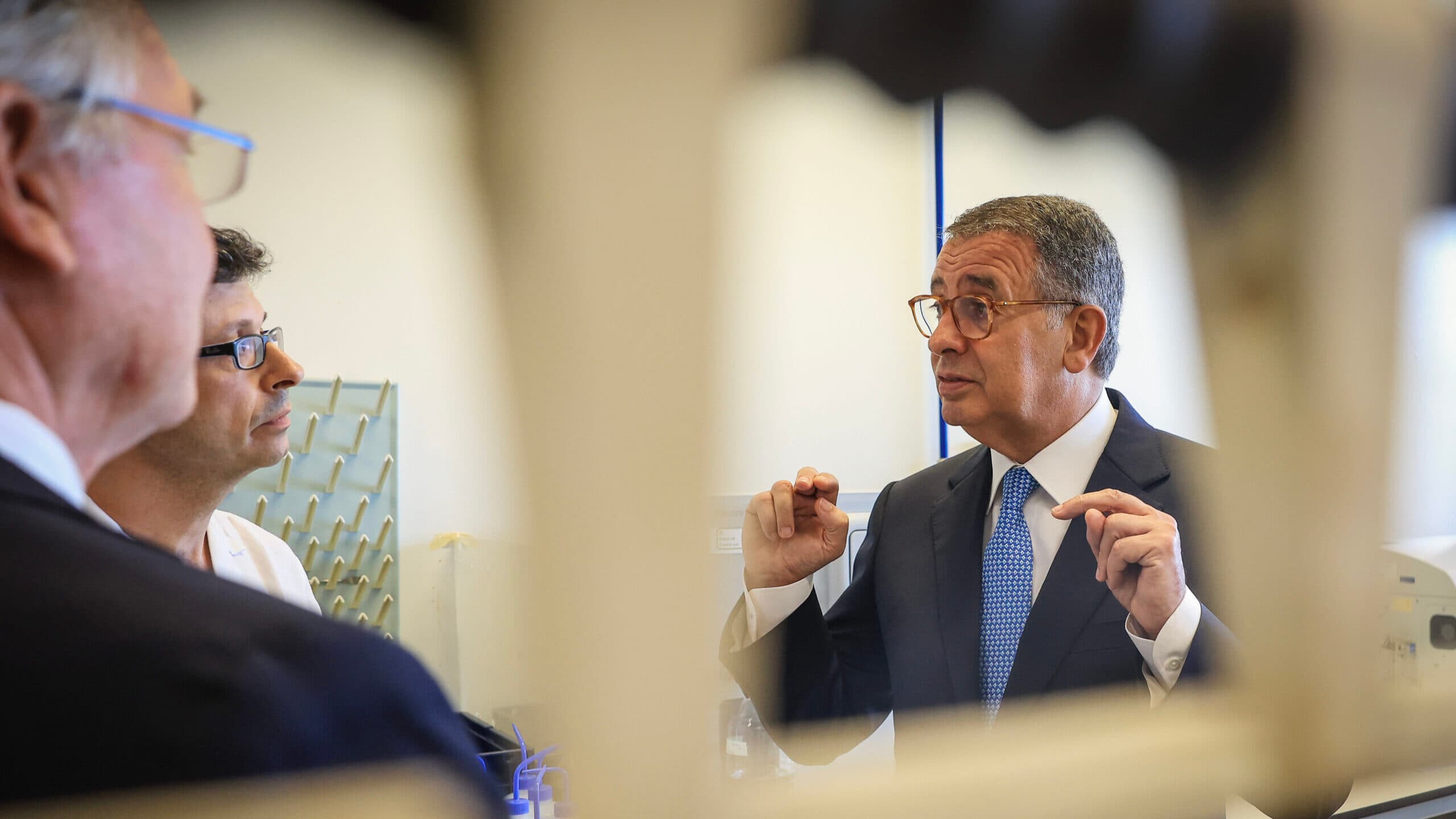 Seguro warns that democracy is “deeply at risk” with an AI “without any rules”