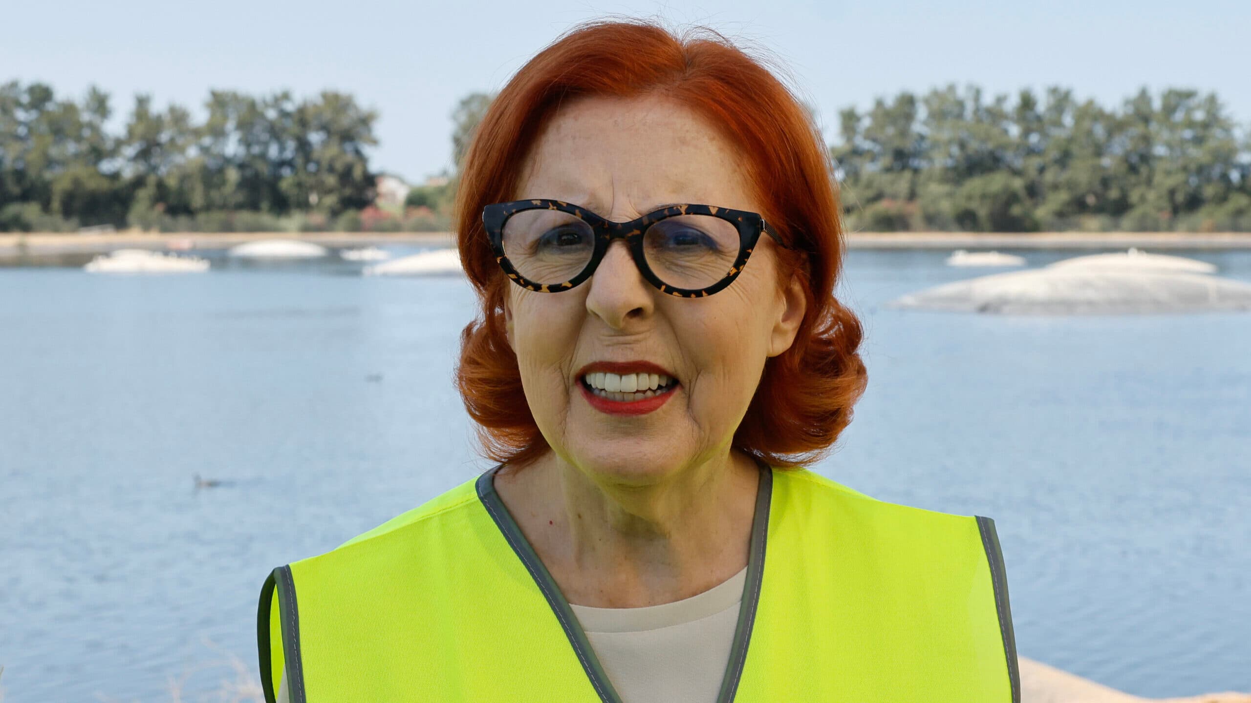 Minister insists on beach maps to resolve controversy over sunshades