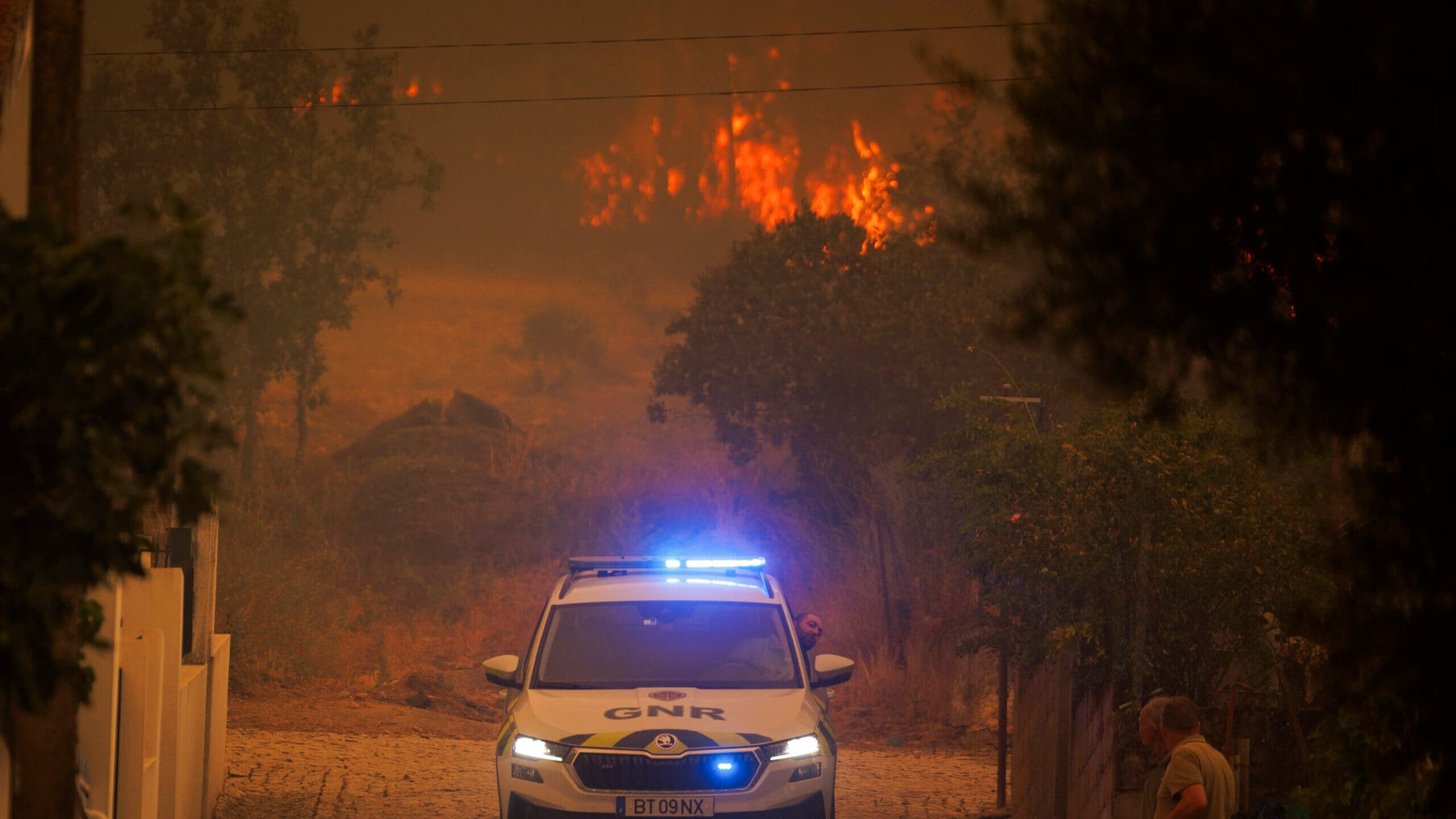 Residents of São Pedro Velho and Ervideira villages in Mirandela evacuated due to fire