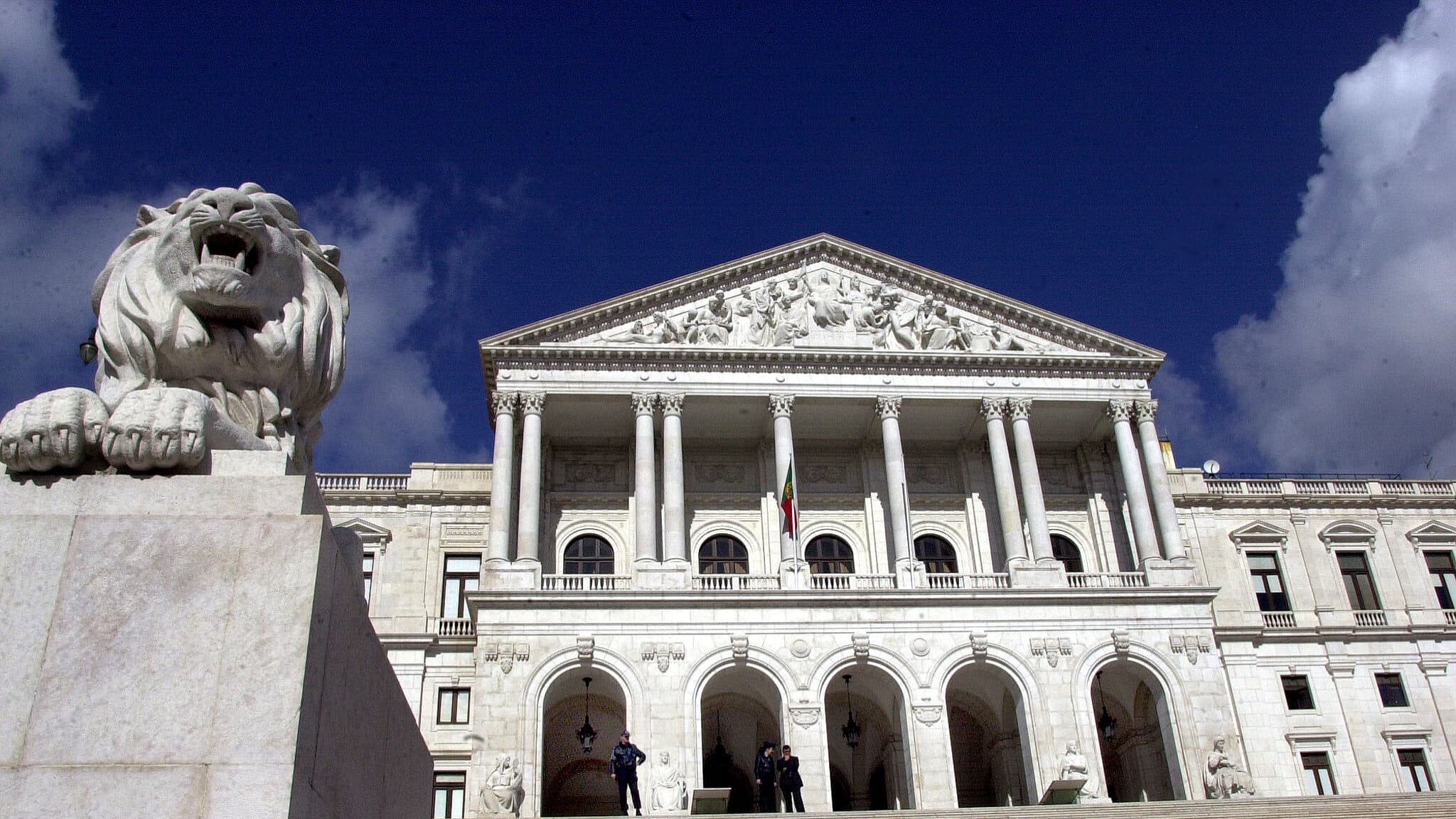 Parliament rejects end of lifetime subsidies and lowering of retirement age