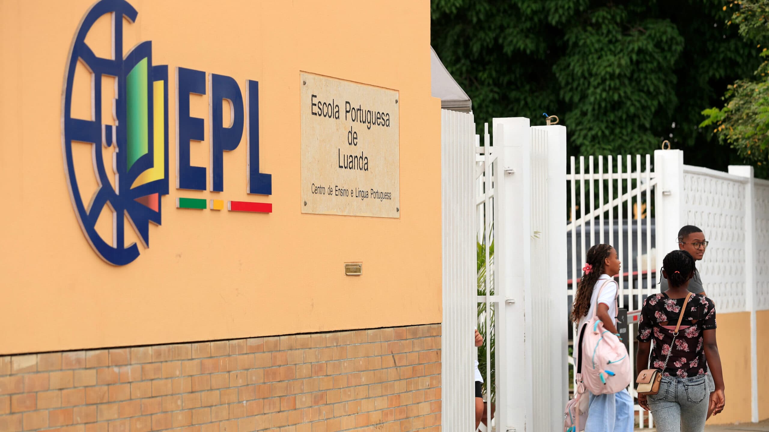 Government and unions agree on pay rises for Portuguese teachers abroad