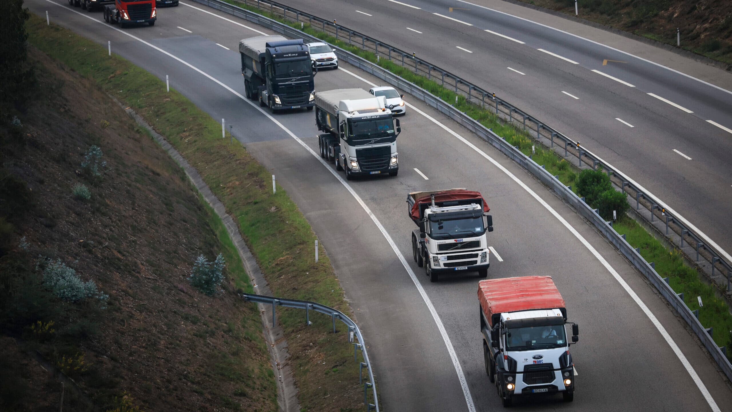 Slow-moving protest against fuel prices. Government to meet with earthmoving sector on Monday