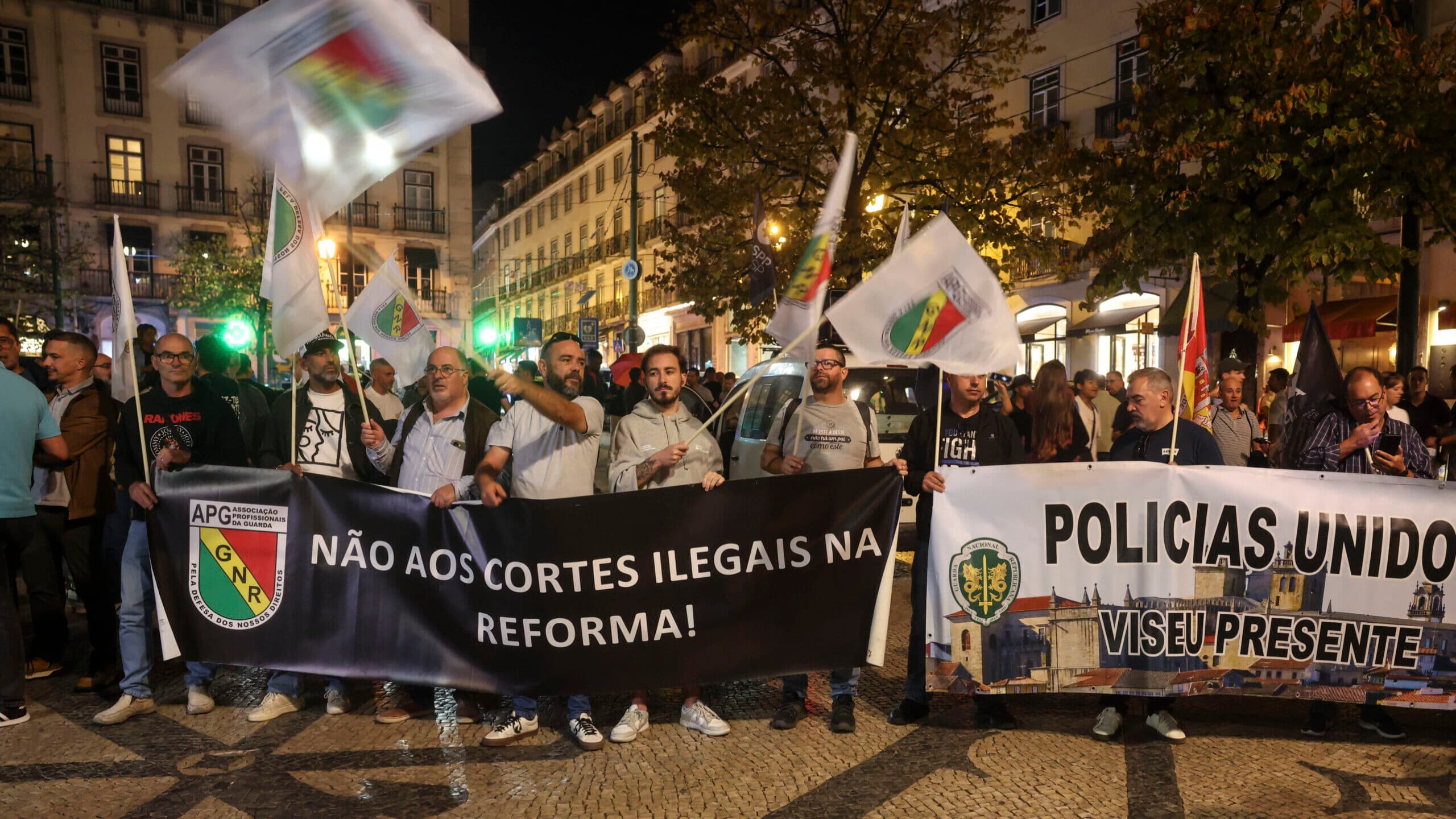 Hundreds of police officers and guards protest in Lisbon for better wages