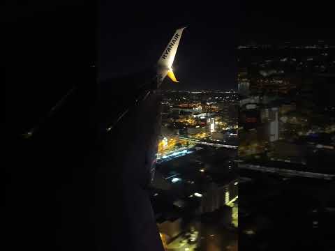 Ryanair 737-800 Approach and landing at Lisbon International Airport RWY02