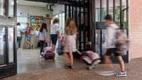 9th-grade grades worsen. The coast dominates the top of the table and public schools lag behind