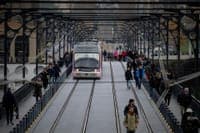 Long queues for free transport in Porto continue. Municipality appeals for the use of online channels