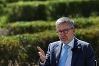 Moedas says he is the target of a "political attack" with a petition against the alleged "devaluation" of the 25th of April in Lisbon