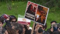 Kisses and burnt photographs: Iranians in Portugal demand freedom for Iran
