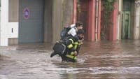 One of the images of the day: the moment a firefighter rescues a child surrounded by water in Águeda