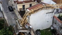 Crane falls onto a building in Figueira da Foz