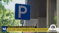 Polígrafo. Can any car with a badge park in a disabled parking space that has been assigned?