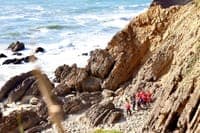 Man falls 15 metres from cliff in São Pedro de Moel and survives