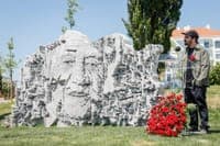 Vhils unveils piece in tribute to Mário Soares