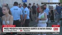 Tense moment outside the courthouse: 'enraged' crowd tries to reach woman suspected of killing child in Valpaços