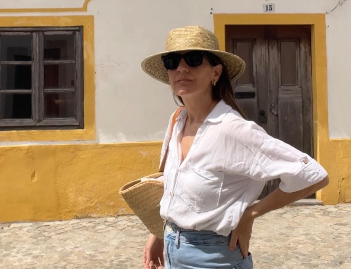 What ceramic pieces does a Spanish woman buy in Portugal? And which fairs does she recommend?