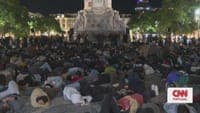 "Cuddled up". Protesters in Rossio hold a minute of silence while cuddling