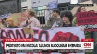 Students block entrance to Soares dos Reis School in Porto in protest