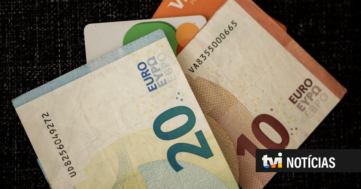 There are 300,000 unemployed people in Portugal. That is 45,000 fewer than three months ago