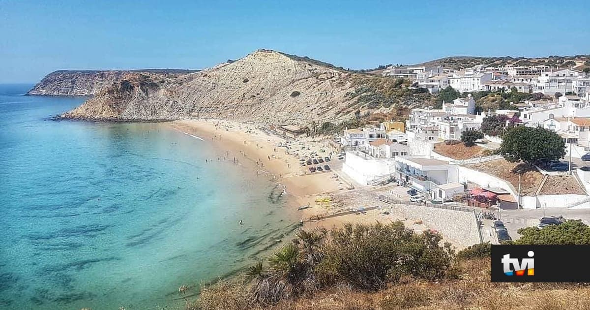 It looks like Santorini, but it is in Portugal: discover the Portuguese village that is winning over foreigners
