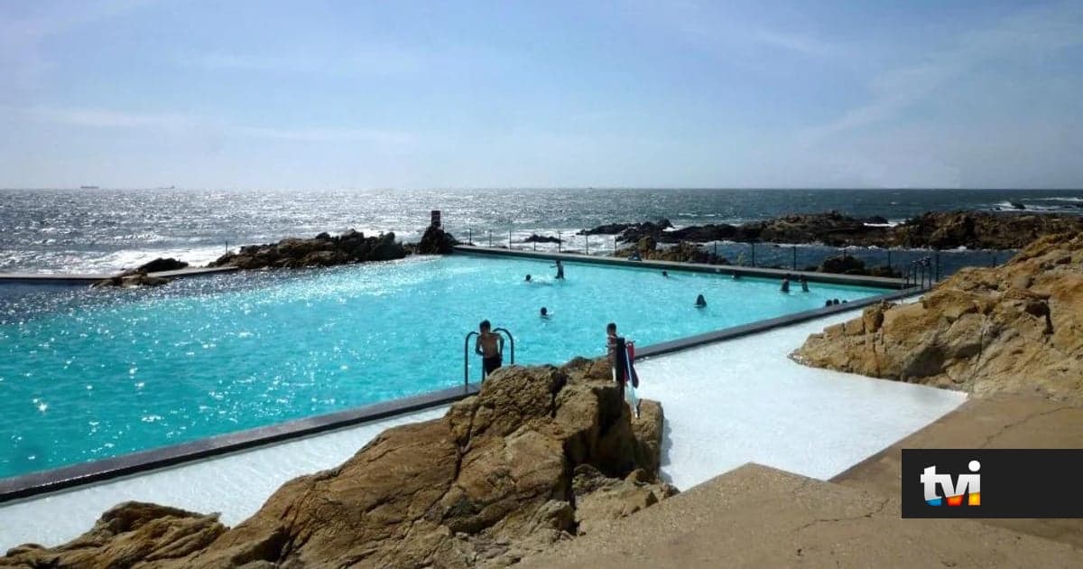 A benchmark in world architecture. Between the sea and the rocks, one of Portugal's most famous swimming pools is hidden