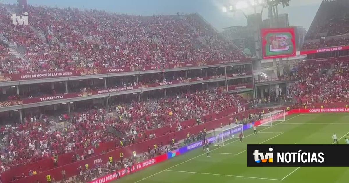 Roberto Martínez booed during the announcement of Portugal's starting eleven