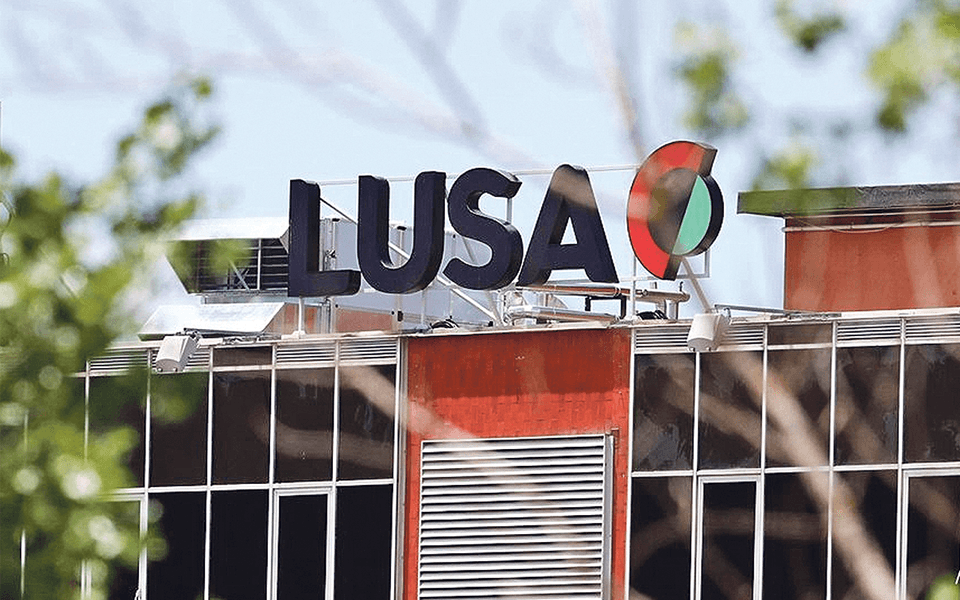 Trabalhadores da RTP e Lusa preocupados com futuro fazem protesto junto ao Conselho de Ministros