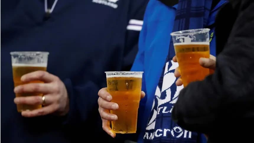 Consumption of alcoholic beverages in stadiums to be tested in Portugal - RTP Madeira