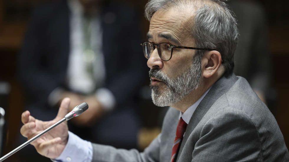Foreign minister faces parliament over Lajes Air Base controversy