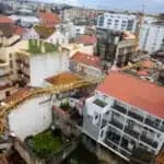 Massive crane collapses onto six homes in three streets in Figueira da Foz