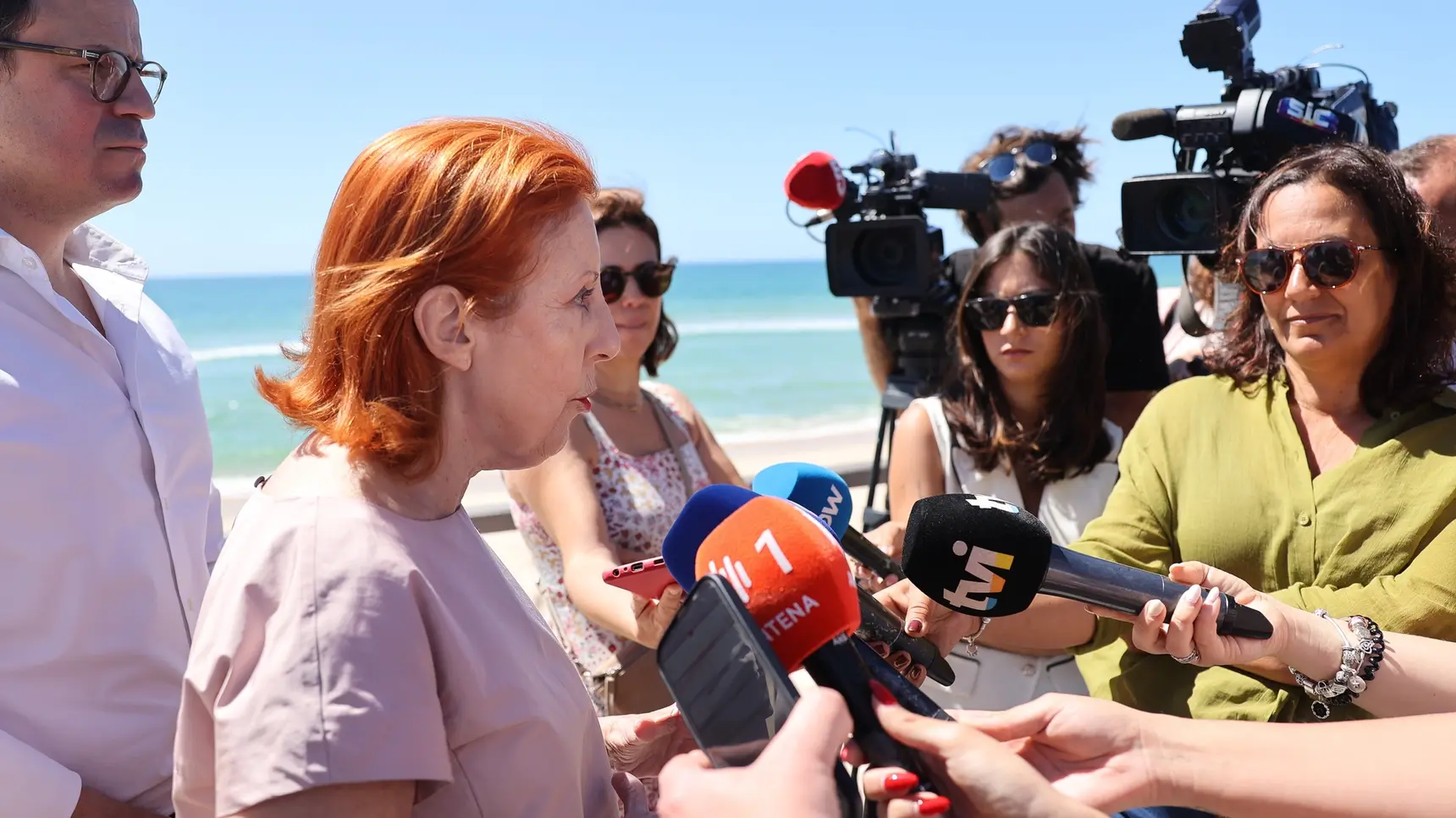 Battle of the sunshades: minister clarifies doubts