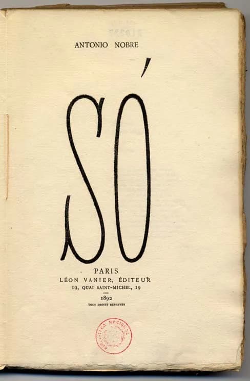 A yellowed title page with ANTONIO NOBRE printed at the top and the word SÓ in very tall, thin black letters filling the middle. Below it: Paris, Léon Vanier, éditeur, 19 Quai Saint-Michel, 1892, and a round red library stamp.