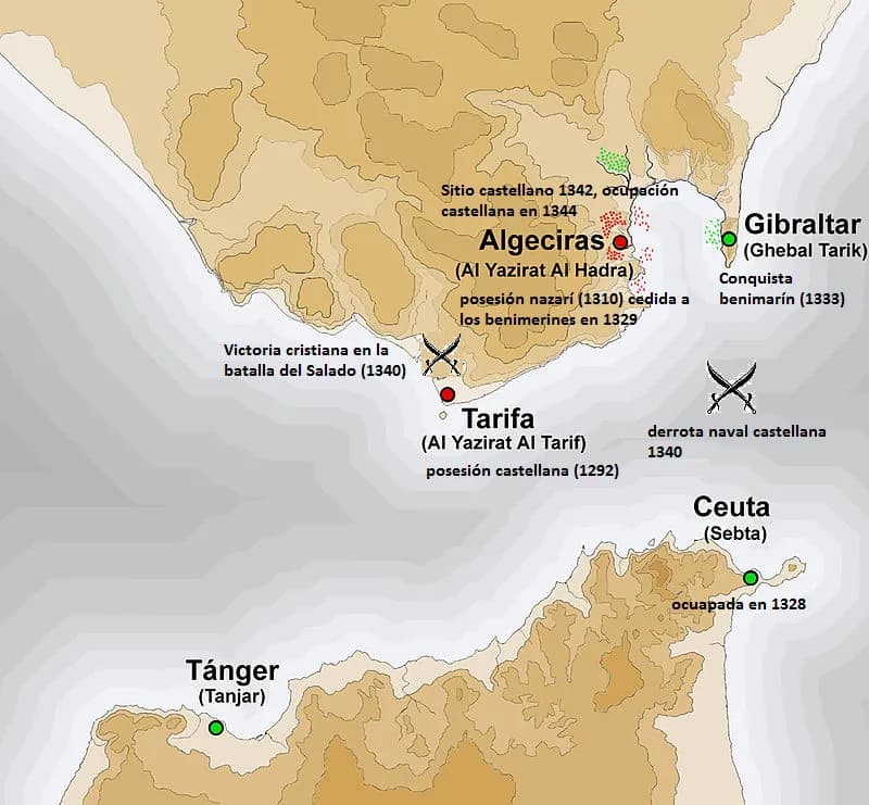 A relief map of the Strait of Gibraltar with Spanish labels. Tarifa and Algeciras are marked with red dots on the European shore, Gibraltar, Ceuta and Tangier with green dots. Crossed swords mark the Christian victory at Salado near Tarifa and the Castilian naval defeat of 1340 in the Strait.