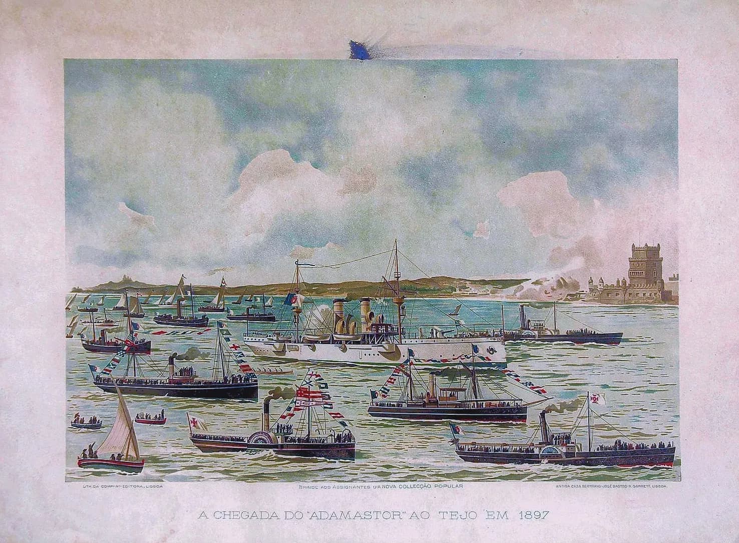 A coloured print of a white, two-funnelled cruiser on the Tagus surrounded by steamers and sailing boats dressed in flags, with the Tower of Belém on the shore at right. The title below reads A chegada do Adamastor ao Tejo em 1897.