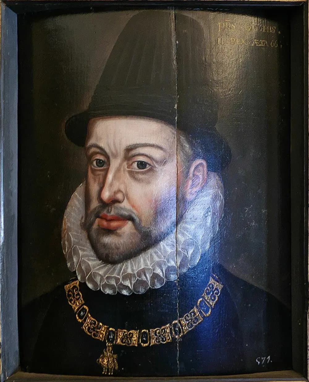 Portrait on a wooden panel of a grey-bearded man in a tall black hat and a white ruff, wearing a gold chain with a small golden ram hanging from it.