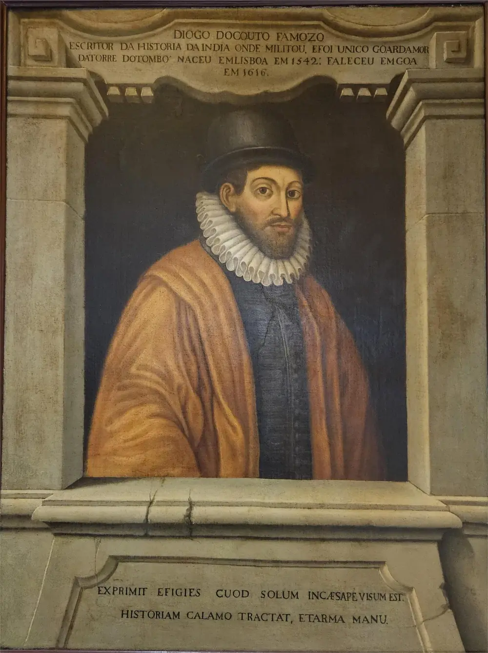 Oil painting of a bearded man in a black hat, a white ruff and an orange cloak over a dark coat, framed in a painted stone niche. A Portuguese inscription runs across the top and two lines of Latin across the base.