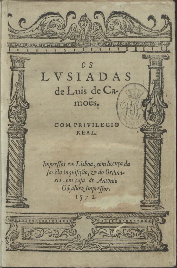 An old printed title page inside a woodcut frame of twisted columns and scrolls. It reads Os Lusiadas de Luis de Camões, Com privilegio real, printed in Lisbon with licence of the Holy Inquisition in the house of Antonio Gonçalves, printer, 1572. A round library stamp sits on the right.