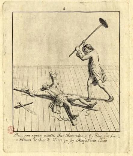 An engraving of a man lying tied to a wooden cross on a plank floor while an executioner in a coat raises a long-handled iron mace over his head. A cutlass lies on the boards. A two-line Portuguese caption runs along the bottom.